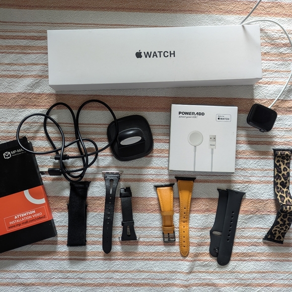 Apple | Watch SE (2021) Lot - Picture 3 of 6